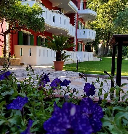 Aparthotel Oasis Exclusive Parga Esterno foto