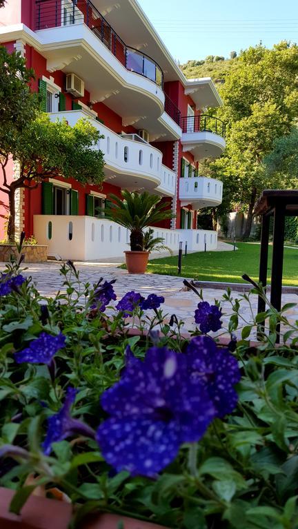Aparthotel Oasis Exclusive Parga Esterno foto