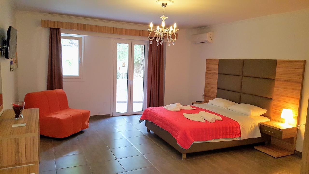 Aparthotel Oasis Exclusive Parga Esterno foto