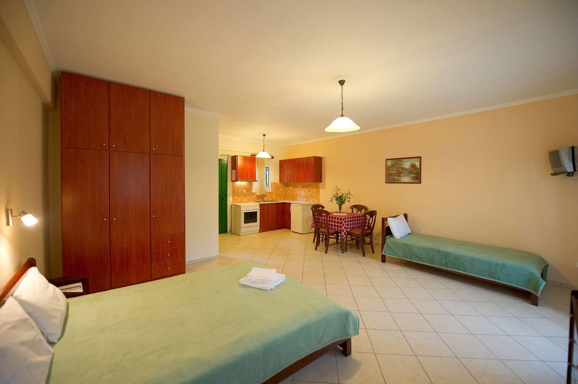 Aparthotel Oasis Exclusive Parga Esterno foto