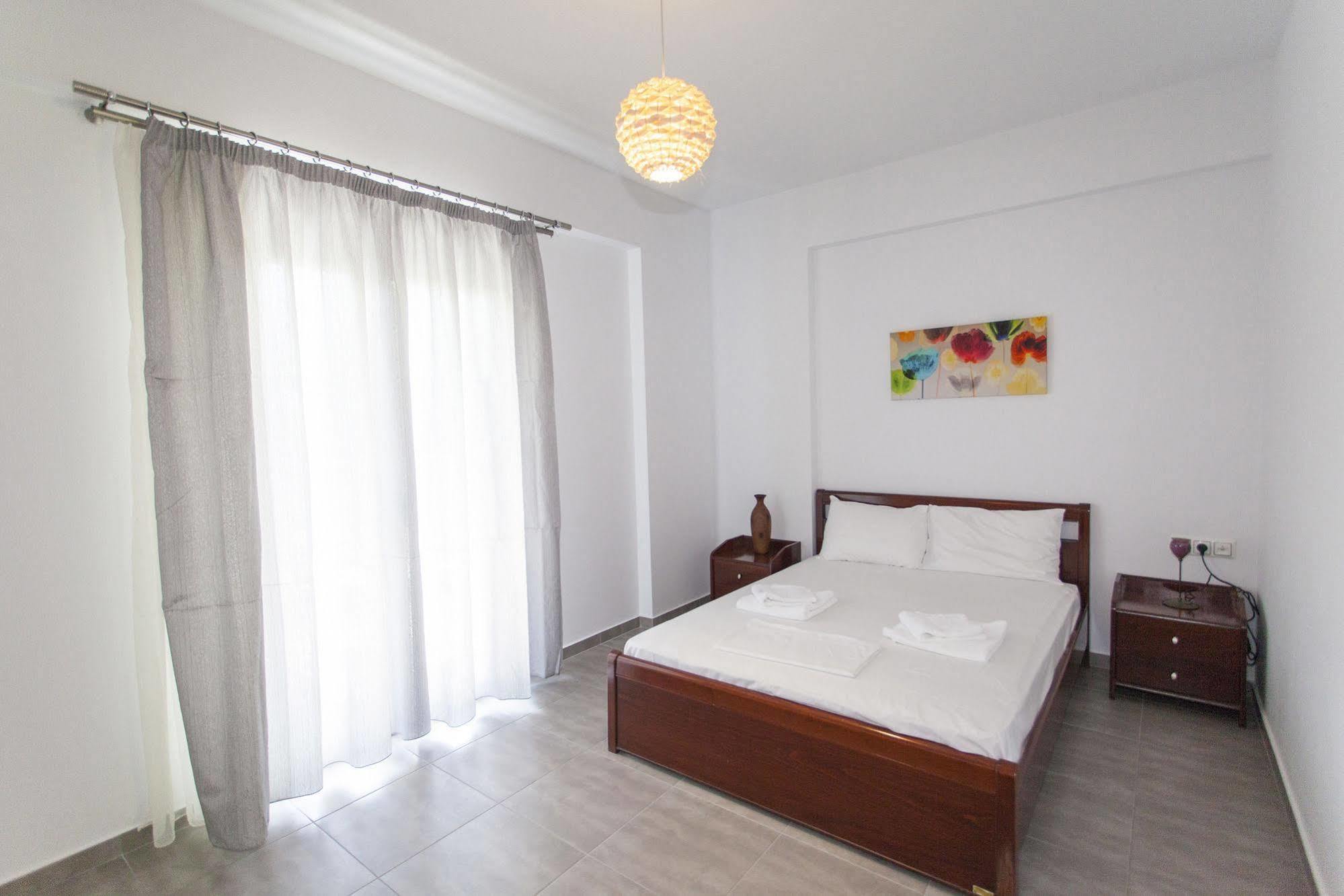 Aparthotel Oasis Exclusive Parga Esterno foto