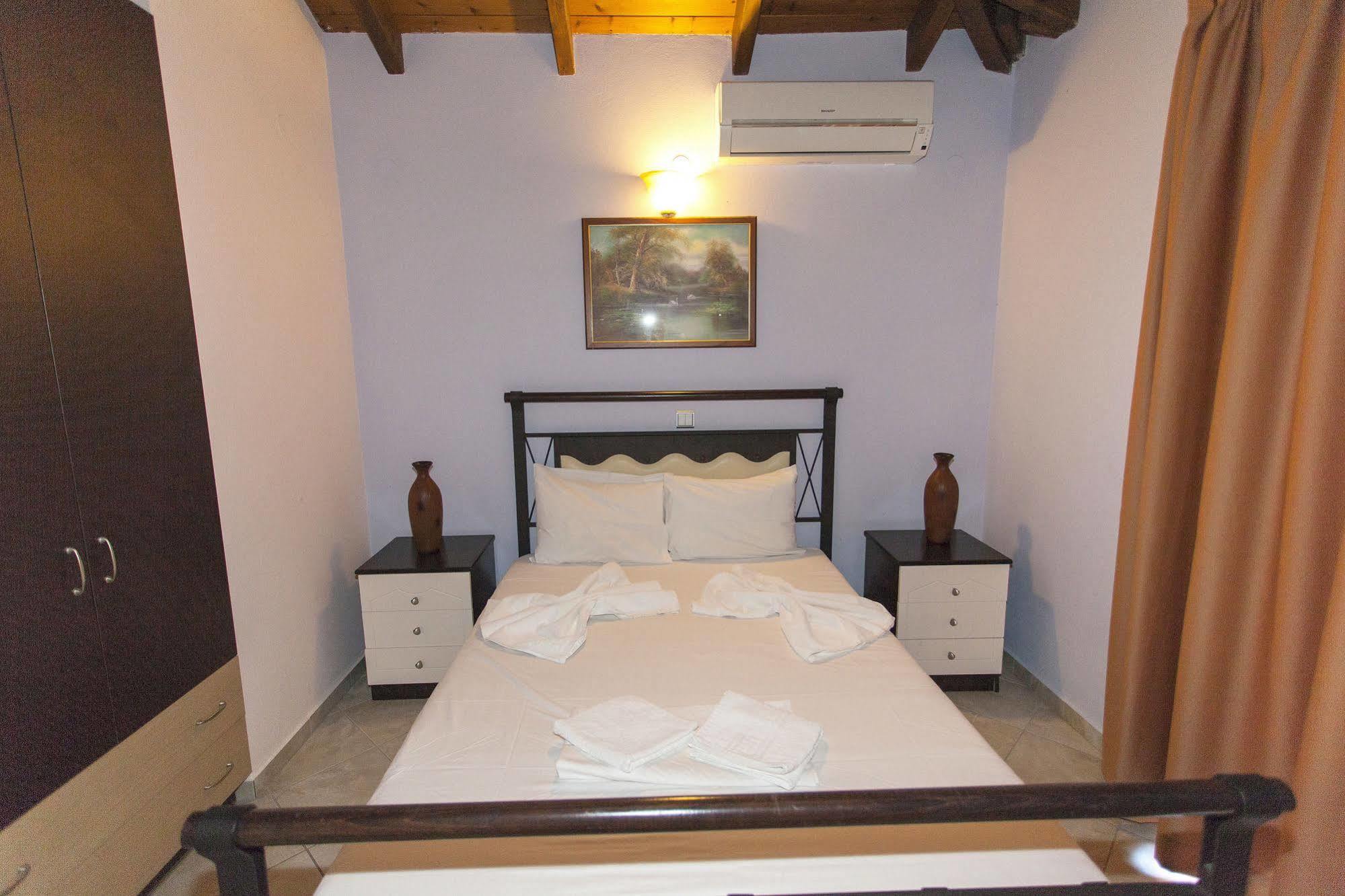 Aparthotel Oasis Exclusive Parga Esterno foto